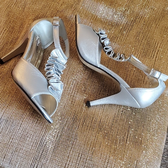 🥈Fabulous Pierre Dumas Silver 4" high heels - Picture 2 of 5